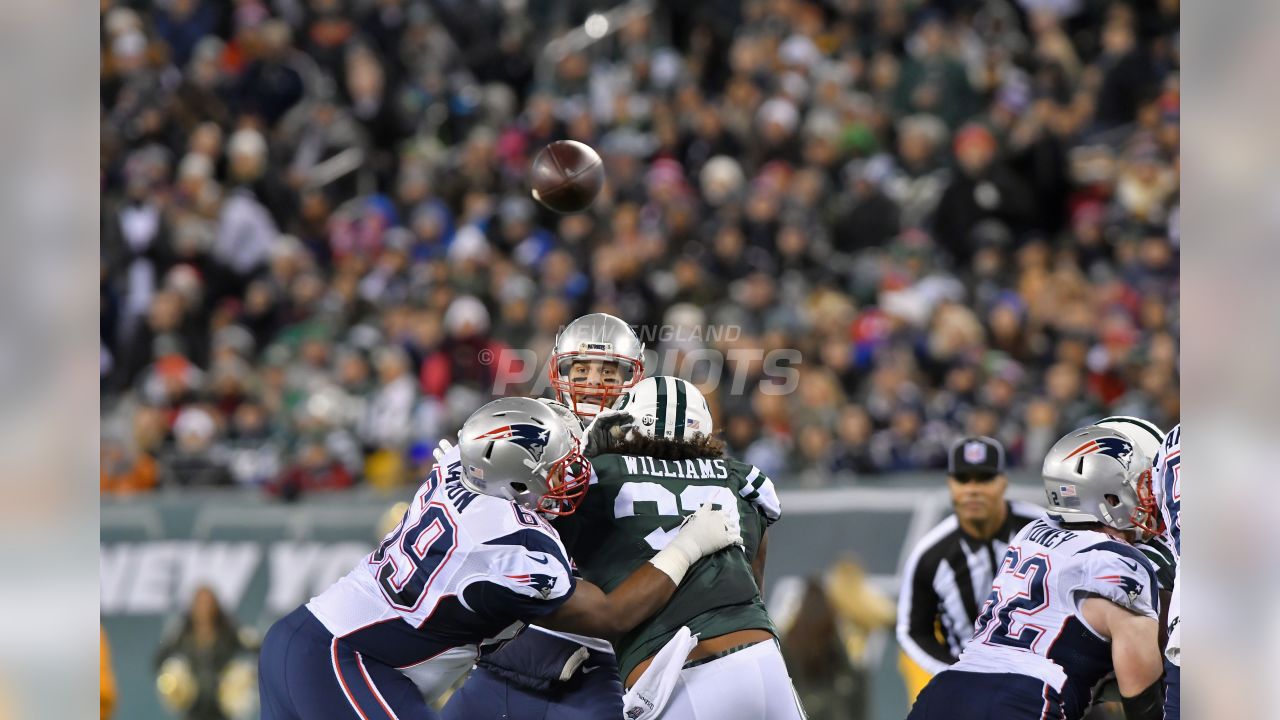 Brady ties Manning with 200th win, Patriots beat Jets 22-17