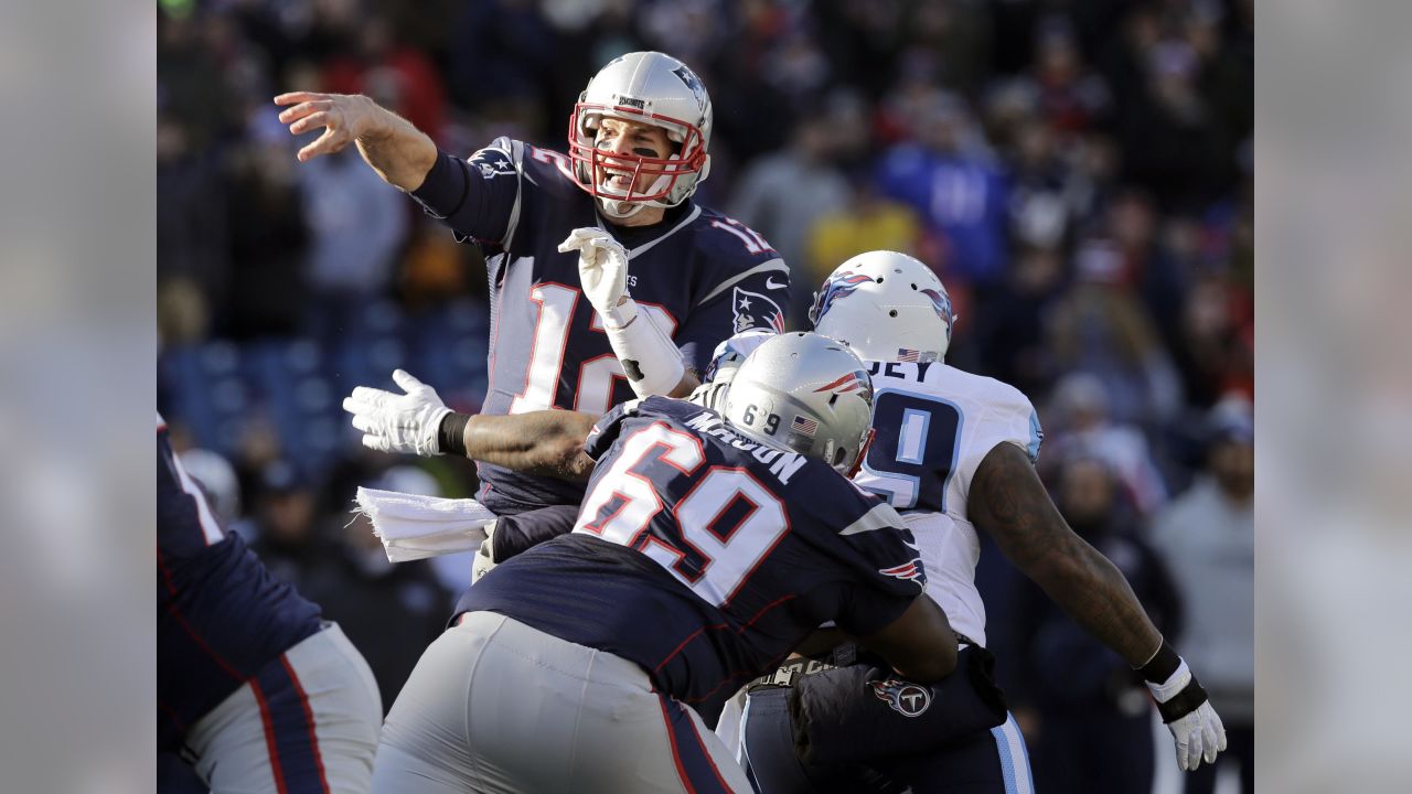 Tom Brady catches a pass in Patriots-Titans game