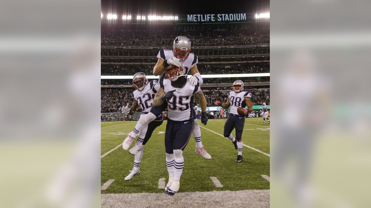 Brady ties Manning with 200th win, Patriots beat Jets 22-17