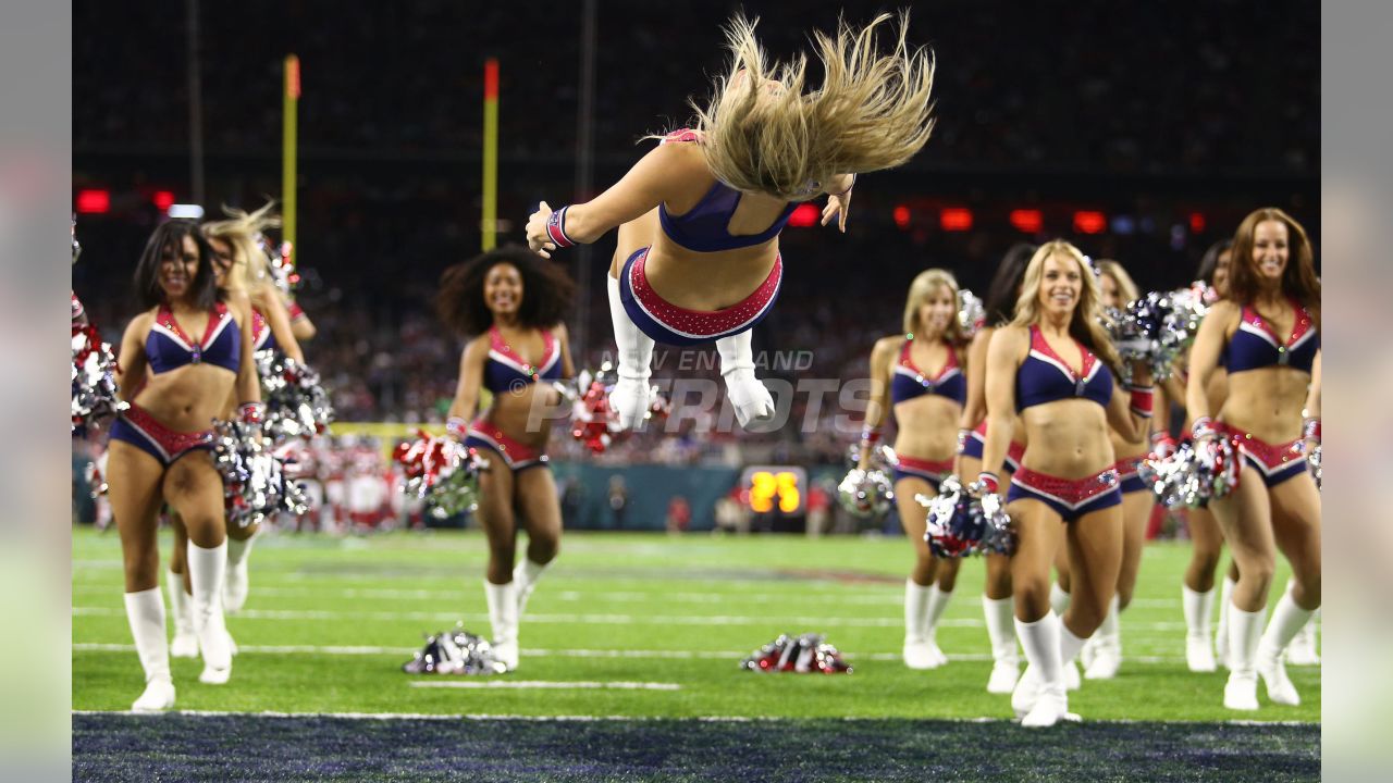 Patriots Cheerleader Turning Heads Before Season Opener - The Spun