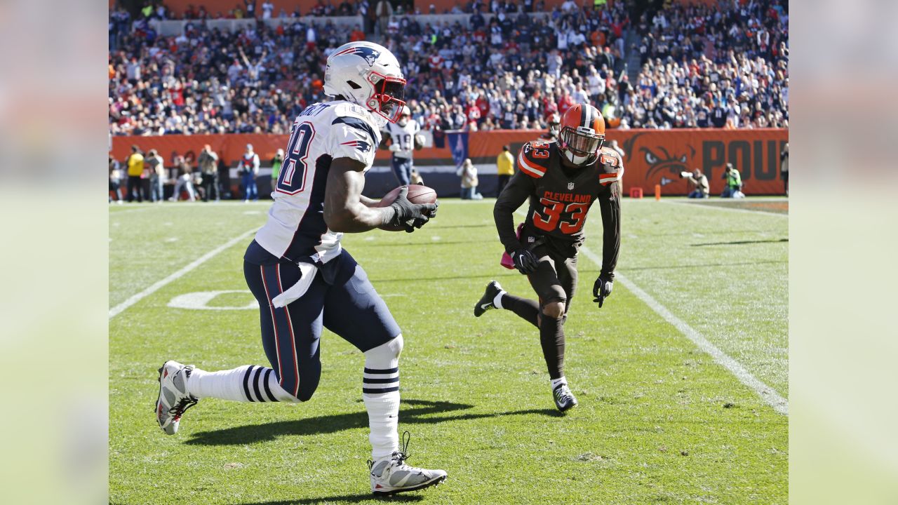 Brady sharp in return, leads Patriots to 33-13 win over Browns