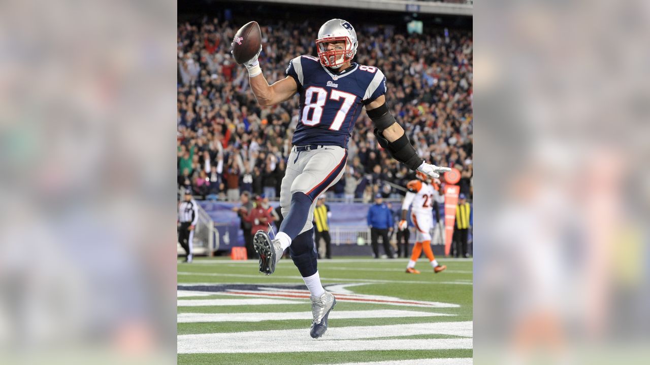 New England Patriots tight end Rob Gronkowski (87) runs from Cincinnati  Bengals defenders after catching a pass during the second half of an NFL  football game, Sunday, Oct. 16, 2016, in Foxborough