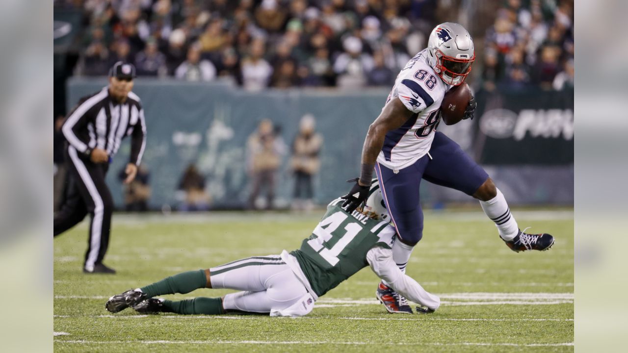 Brady ties Manning with 200th win, Patriots beat Jets 22-17