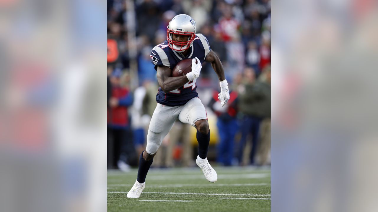 Miami Dolphins wide receiver Tyreek Hill (10) catches a pass against New  England Patriots cornerback Jonathan Jones (31) during first quarter of an  NFL football game, in Foxborough, Mass., Sunday, Jan. 1