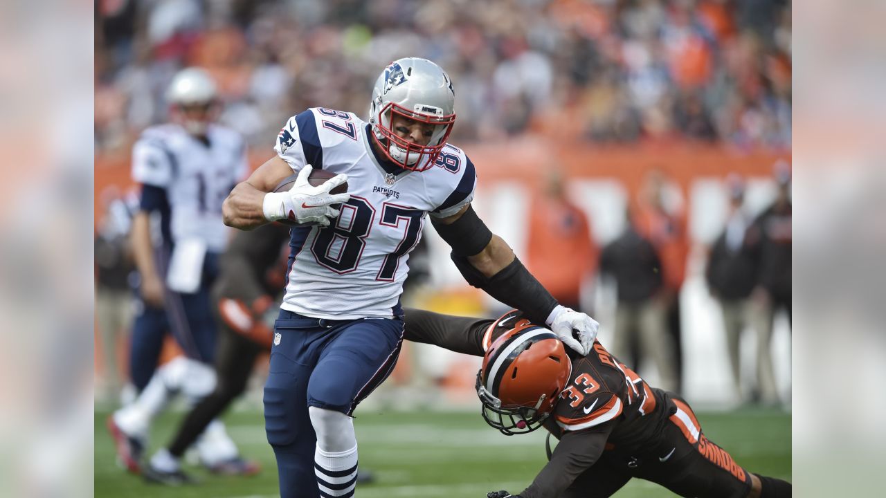 Back On The Field, Brady Leads Patriots 33-13 Against Cleveland Browns