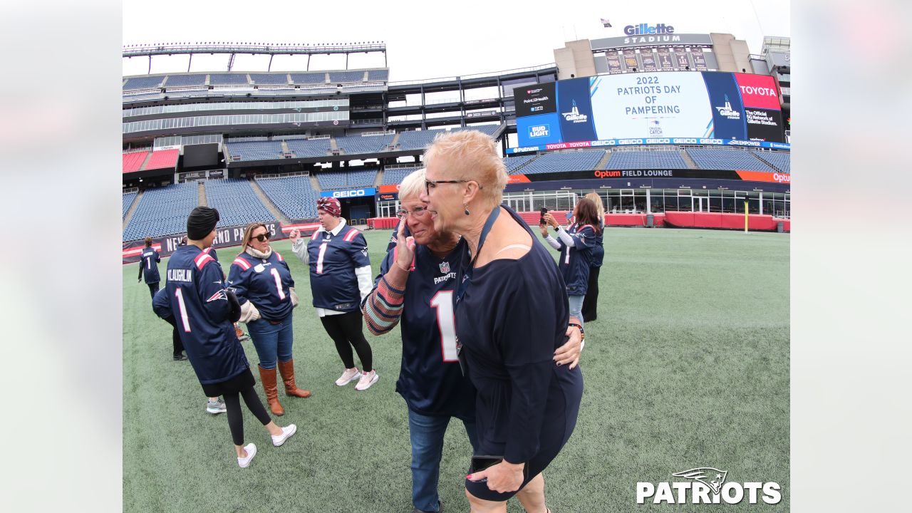 Robert Kraft honors Tom Brady's cancer-conquering mom with her own