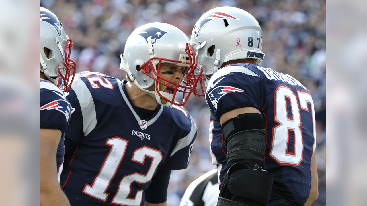 New England Patriots tight end Rob Gronkowski (87) runs from Cincinnati  Bengals defenders after catching a pass during the second half of an NFL  football game, Sunday, Oct. 16, 2016, in Foxborough