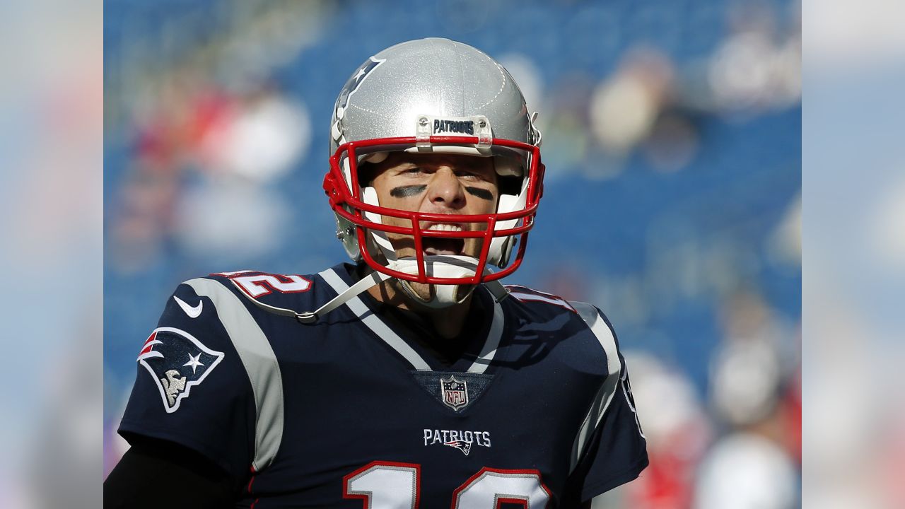 Brady Throws For 4 TDs As Patriots Top Dolphins, 35-17