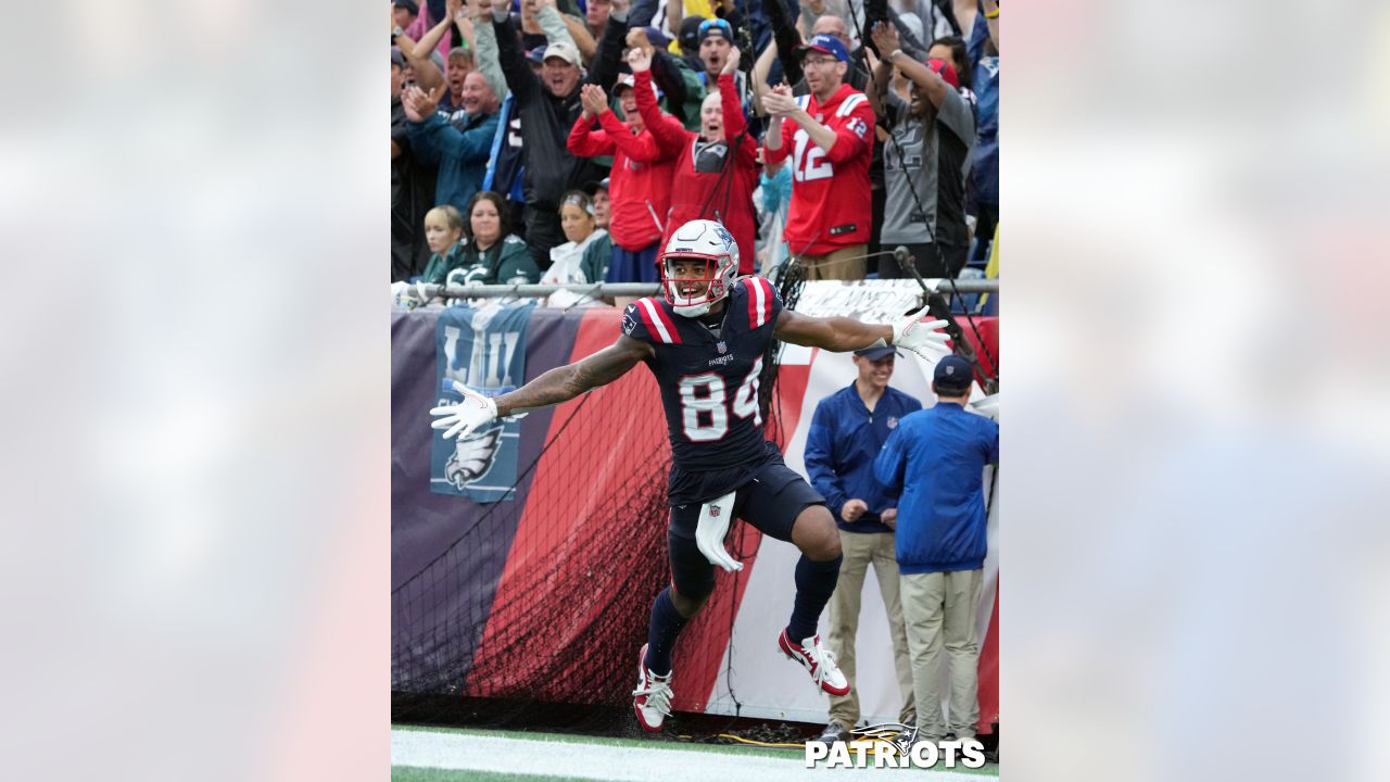 New England Patriots tight end Mike Gesicki (88) prepares to run a route  during the second half of an NFL football game against the Philadelphia  Eagles, Sunday, Sept. 10, 2023, in Foxborough