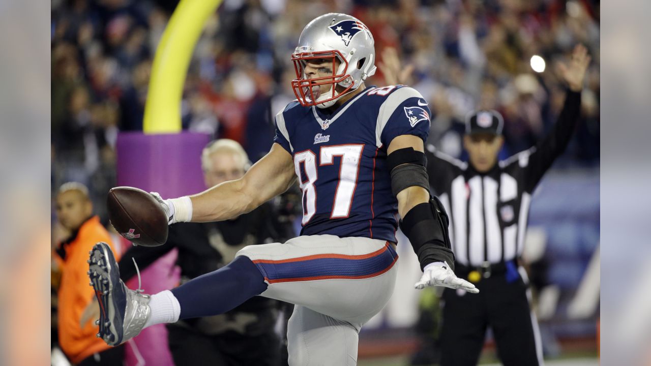 East Rutherford, New Jersey, USA. 21st Dec, 2014. New England Patriots  tight end Rob Gronkowski (87) talks with fullback James Develin (46) during  warm-ups prior to the NFL game between the New