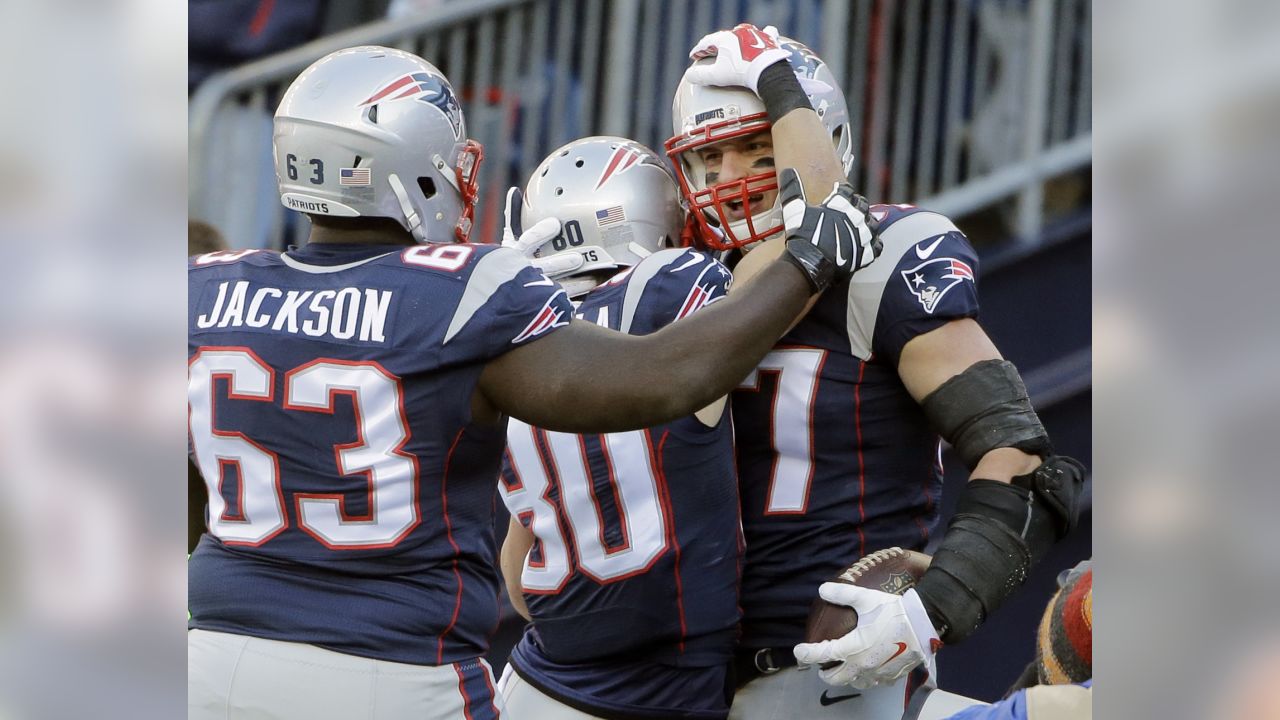 Patriots clinch first-round bye with 33-16 win over Titans