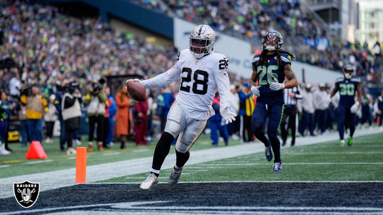 Las Vegas Raiders running back Josh Jacobs (28) runs the ball against the  Indianapolis Colts during the first half of an NFL football game, Sunday,  Nov 13, 2022, in Las Vegas. (AP