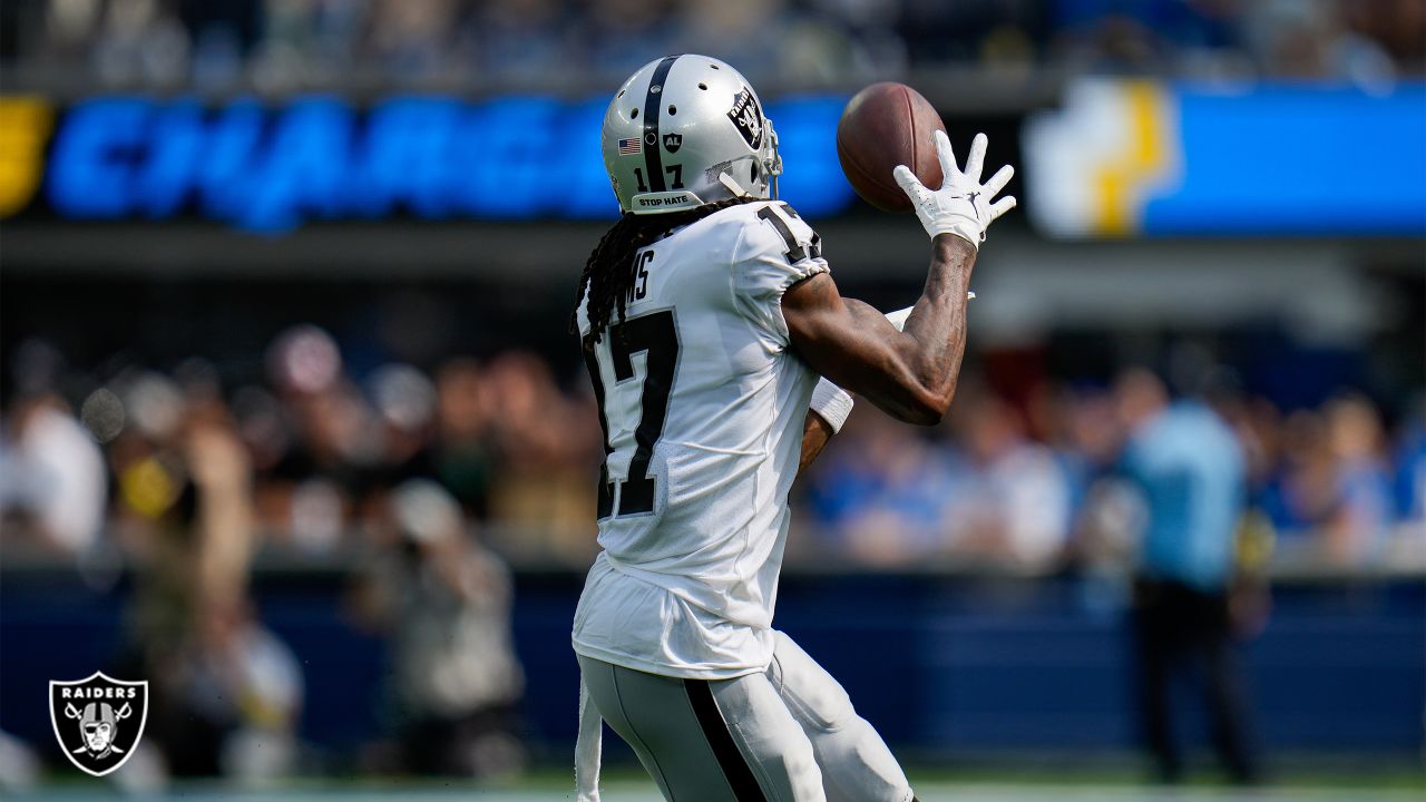 Can't-Miss Play: Las Vegas Raiders wide receiver Davante Adams catches  quarterback Derek Carr's 28-yard loft with his bicep