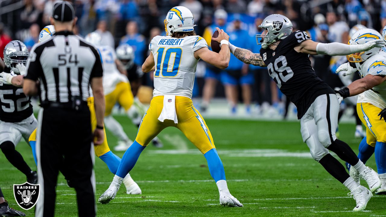 Las Vegas Raiders defensive end Maxx Crosby (98) stands on the field during  an NFL football game against the Indianapolis Colts, Sunday, Jan. 2, 2022,  in Indianapolis. (AP Photo/Zach Bolinger Stock Photo - Alamy