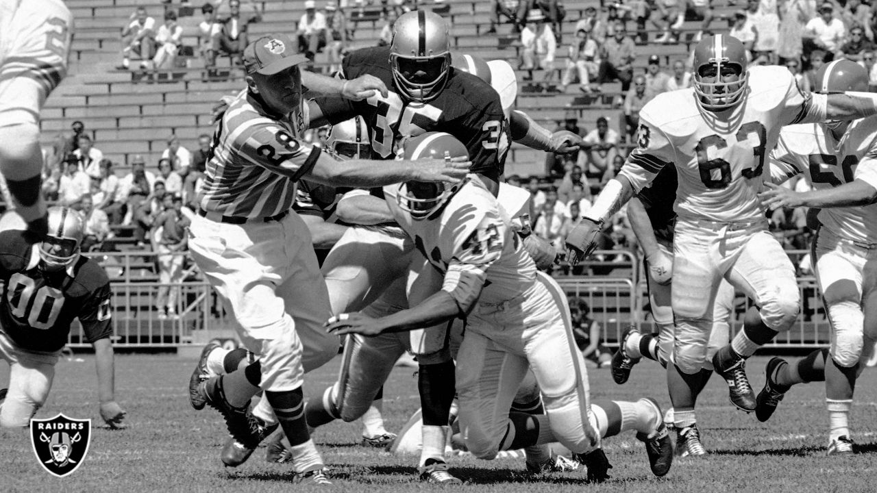 CHARLIE SMITH photo in action Oakland Raiders vs Broncos 1968-74 (c)