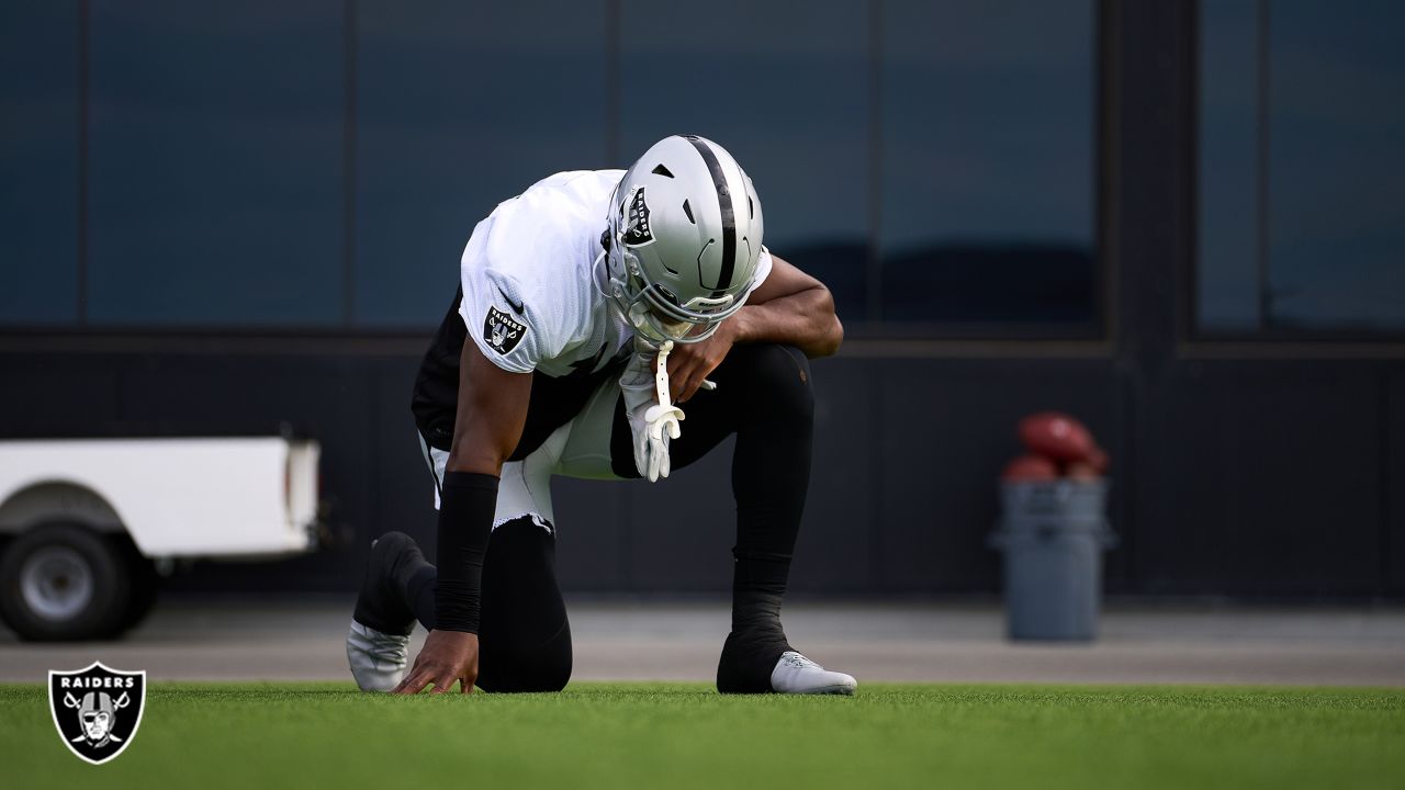 Las Vegas Raiders' Derek Carr practices during NFL football training camp,  Monday, Aug. 1, 2022, in Henderson, Nev. (AP Photo/John Locher Stock Photo  - Alamy