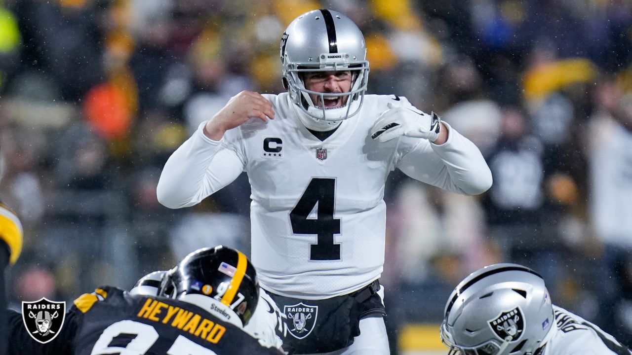 Carr throws for 382 yards, Raiders top Steelers 26-17