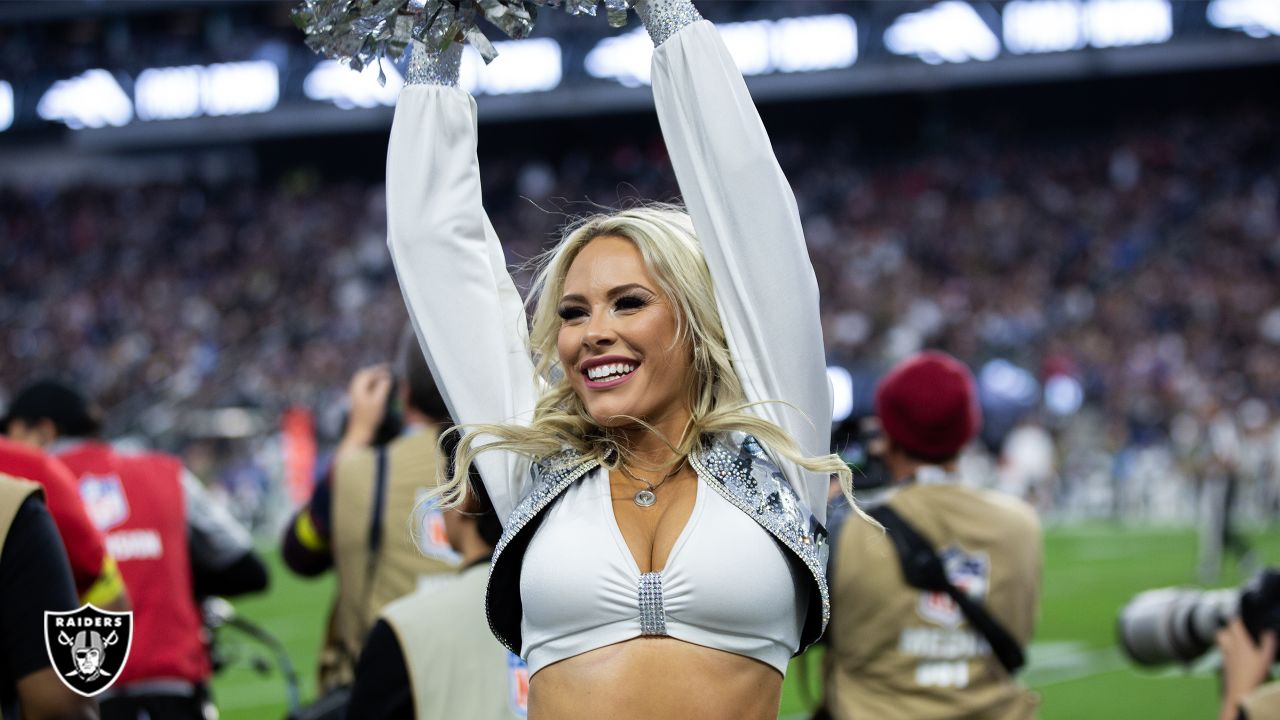 Las Vegas Raiders: Raiderette Mackenzie on the sidelines during the regular  season home game against the Was…