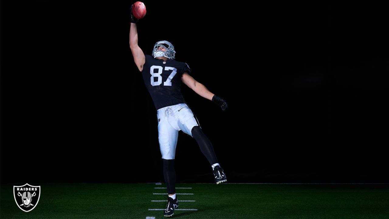 Las Vegas Raiders in 2023  Nfl photos, Football poses, Nfl