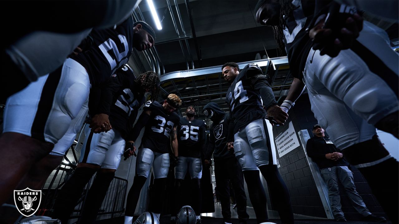 Las Vegas Raiders fullback Alec Ingold warms up against Kansas