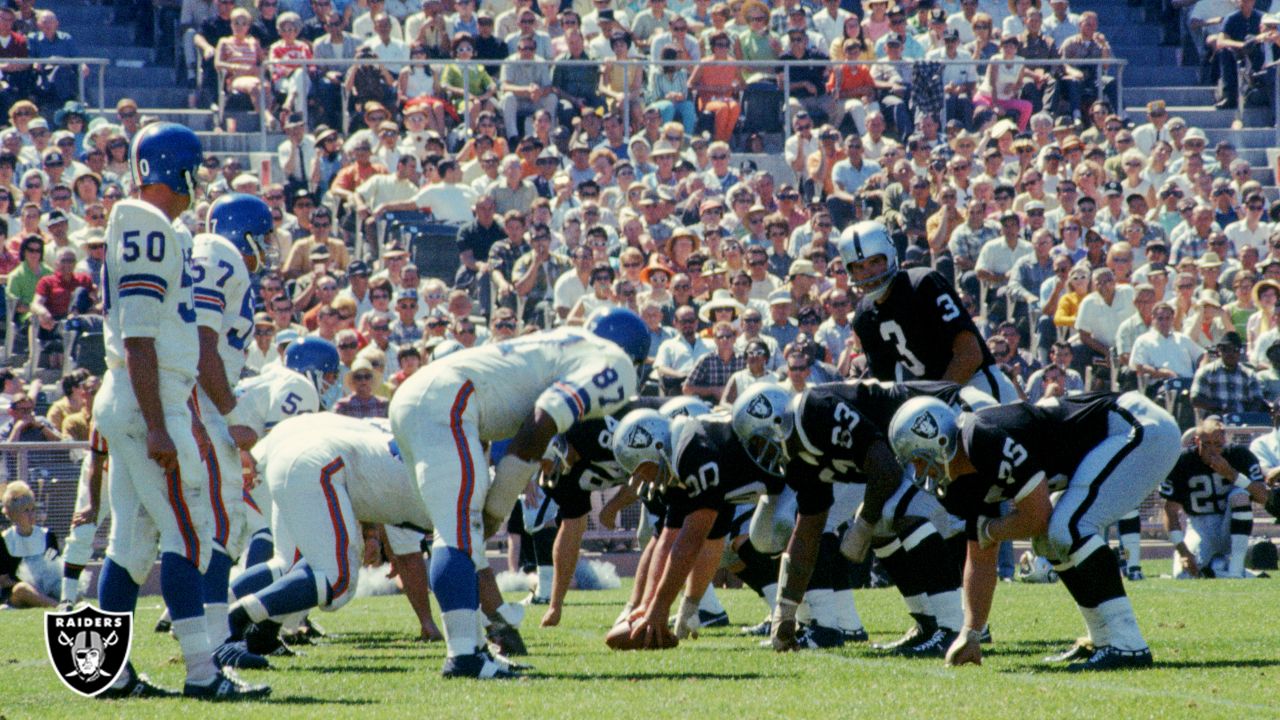 Los Angeles Raiders' Howie Long (75) takes down Green Bay Packers Randy  Wright in Los Angeles, …