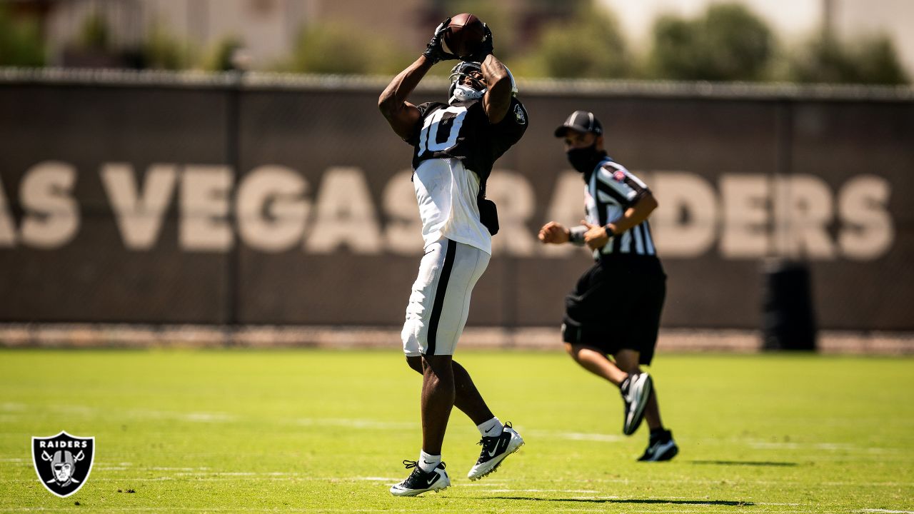 Las Vegas Raiders wide receiver Zay Jones #12 celebrates with running back  Jalen Richard #30, quarterback Derek Carr #4, wide receivers Hunter Renfrow  #13 and Nelson Agholor #15 after scoring a touch