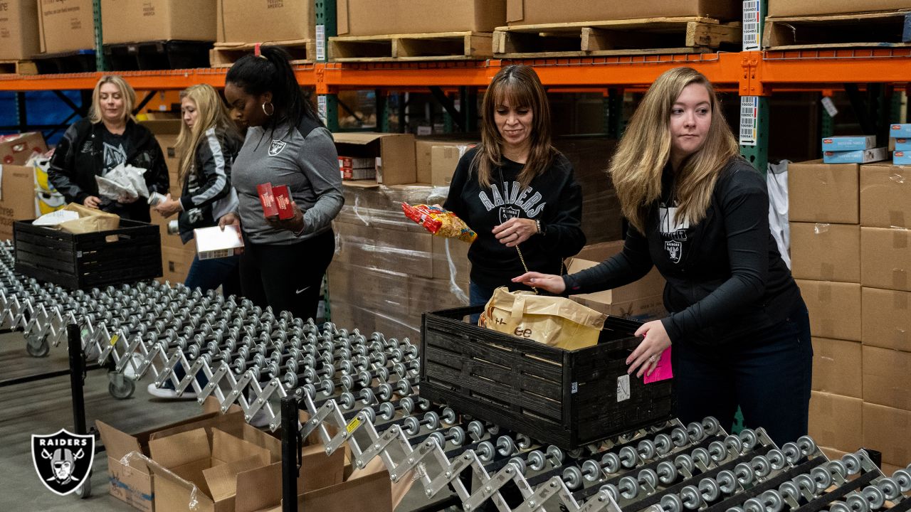 Raiders tackle hunger by dishing out Thanksgiving meals