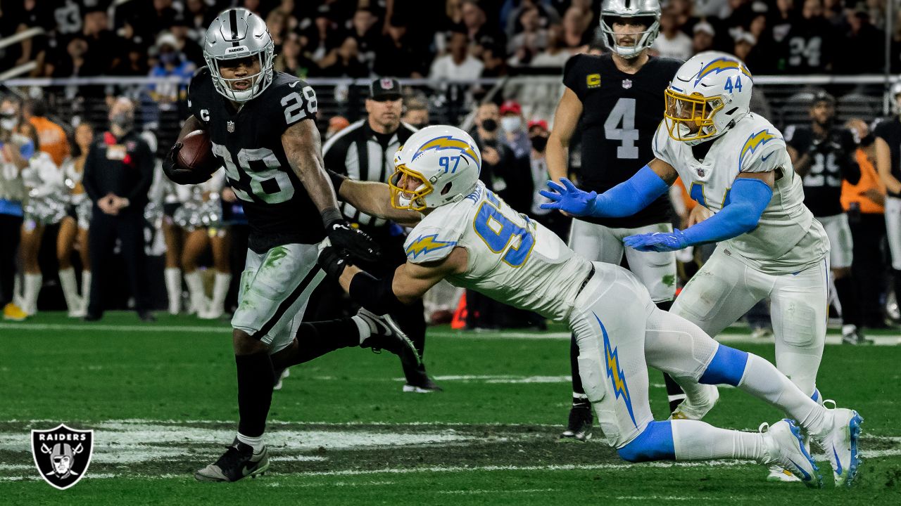 Las Vegas Raiders on X: Six years ago today, @derekcarrqb set a new  franchise record for most passing yards in a single game with a 513-yard  performance in a 30-24 OT win