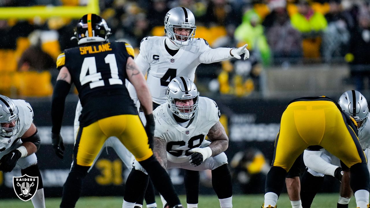 Pittsbugh, United States. 19th Sep, 2021. Las Vegas Raiders quarterback  Derek Carr (4) warms up before the start of the game against the Pittsburgh  Steelers at Heinz Field on Sunday, September 19