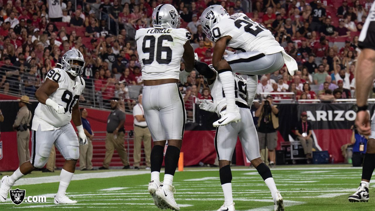 Raiders' Antonio Brown gives away gear, hugs during pregame warm-ups