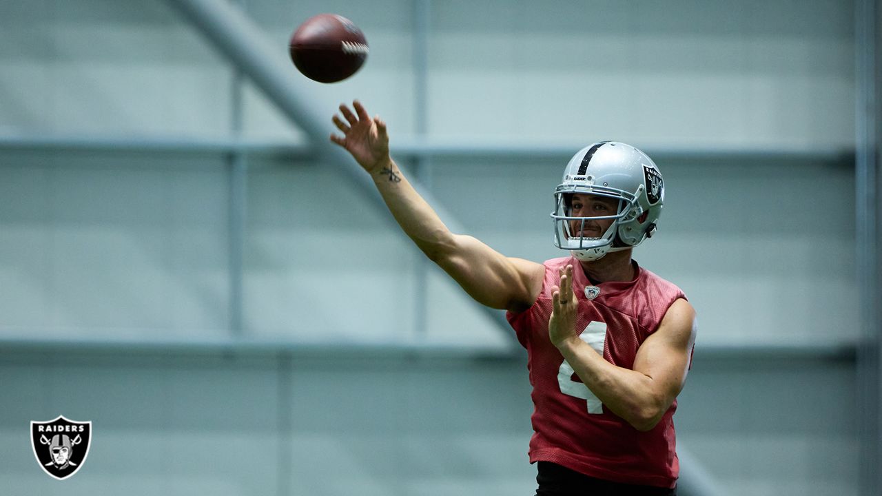 Las Vegas Raiders' Derek Carr practices during NFL football training camp,  Monday, Aug. 1, 2022, in Henderson, Nev. (AP Photo/John Locher Stock Photo  - Alamy