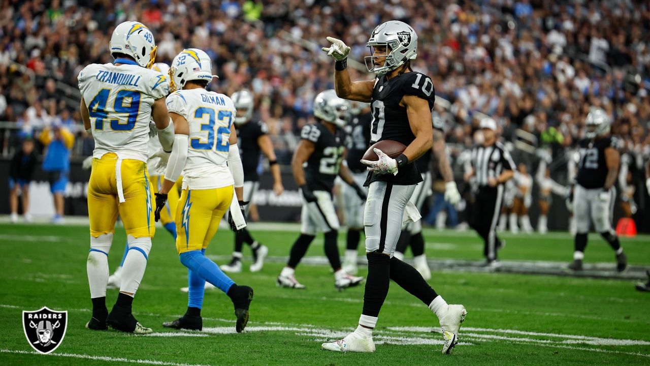 Las Vegas Raiders tight end Jacob Hollister (88) leaves the field after an NFL  football game against the Los Angeles Chargers, Sunday, Dec. 4, 2022, in  Las Vegas. (AP Photo/Rick Scuteri Stock