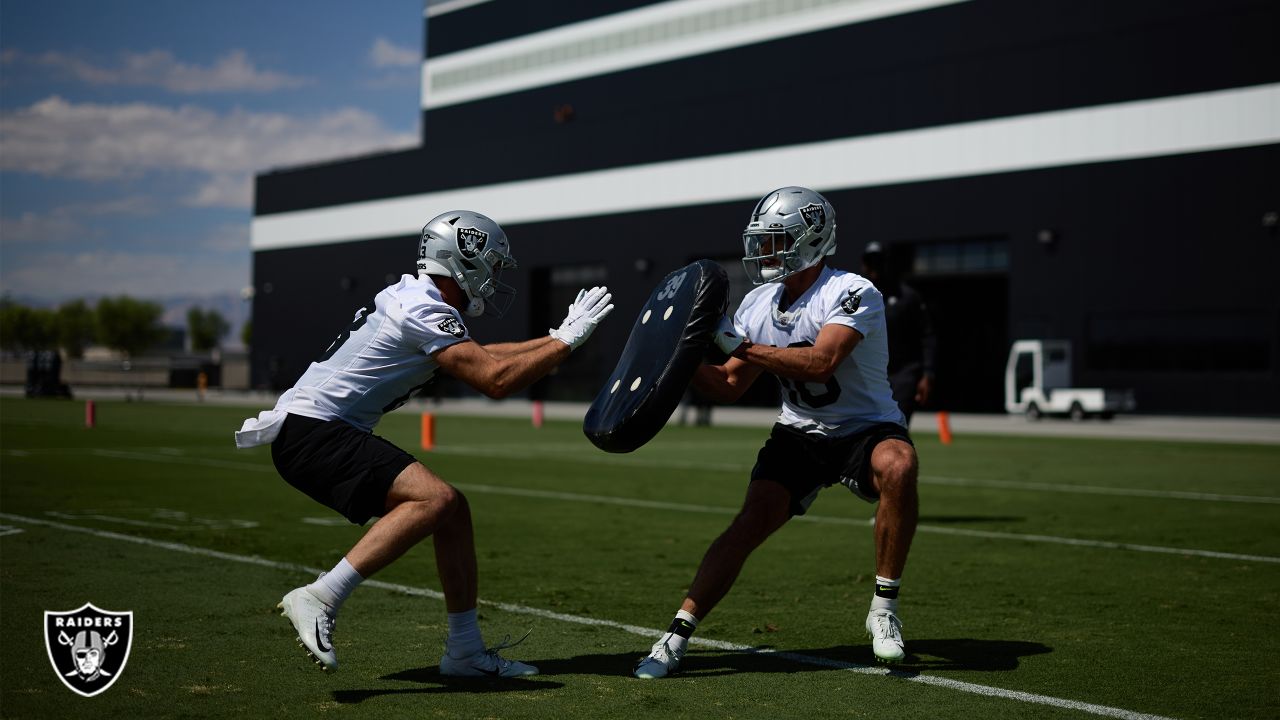 Las Vegas Raiders cornerback Amik Robertson (21) takes a drink