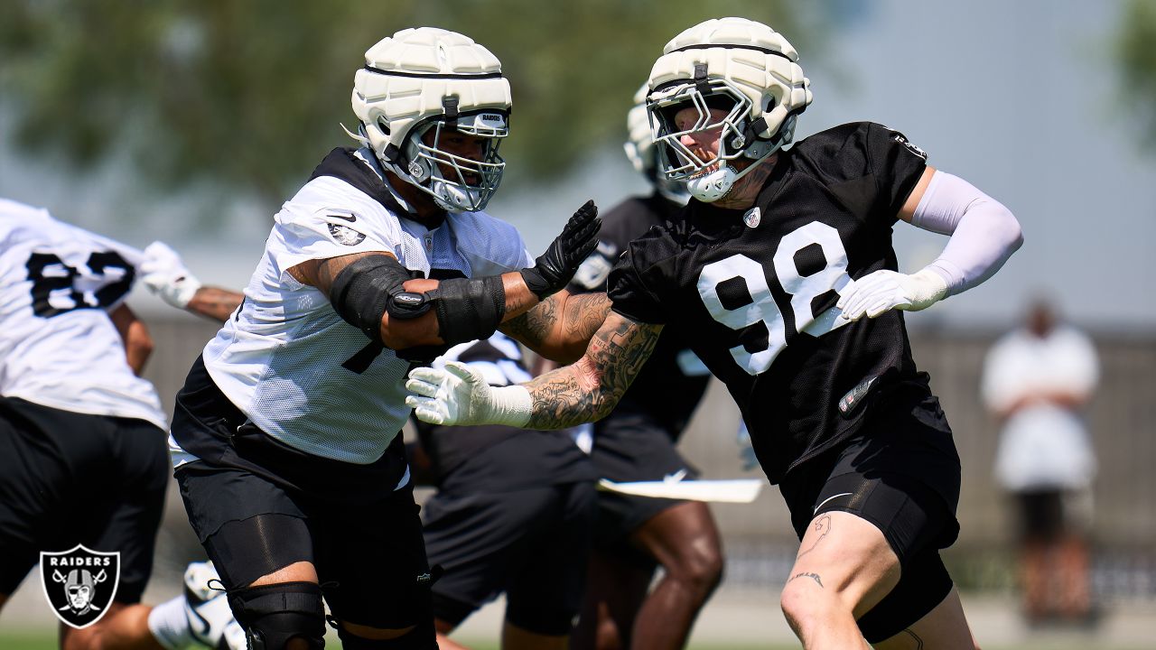 Las Vegas Raiders' Jacob Hollister practices during NFL football training  camp, Thursday, July 21, 2022, in Henderson, Nev. (AP Photo/John Locher  Stock Photo - Alamy