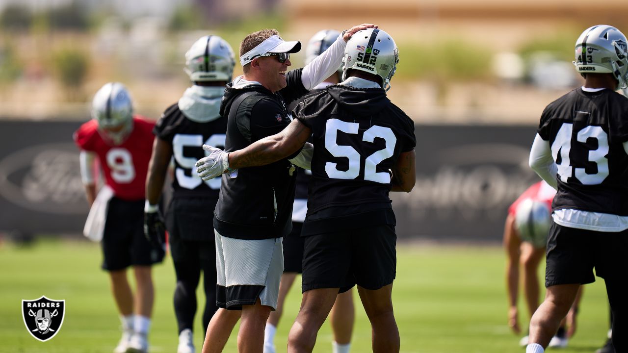 Raiders middle linebacker Denzel Perryman (52) prepares to defend against  the Los Angeles Charg …