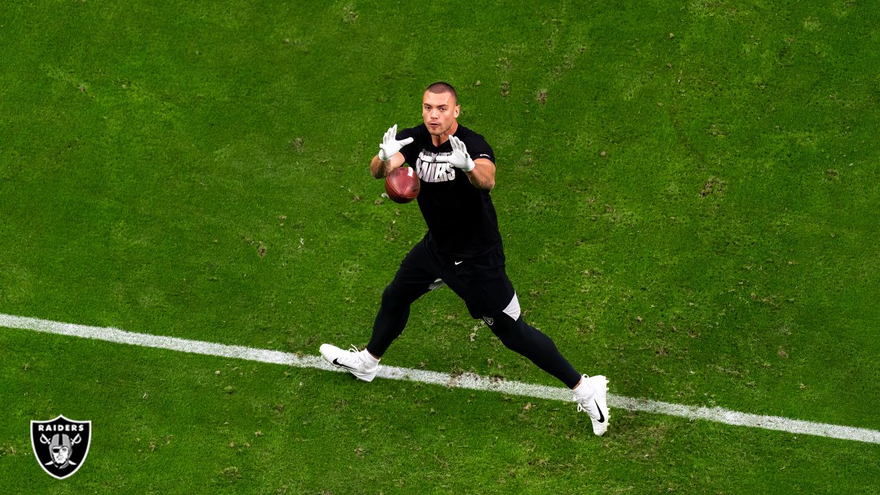 Raiders tight end Derek Carrier (85) warms up before the start of