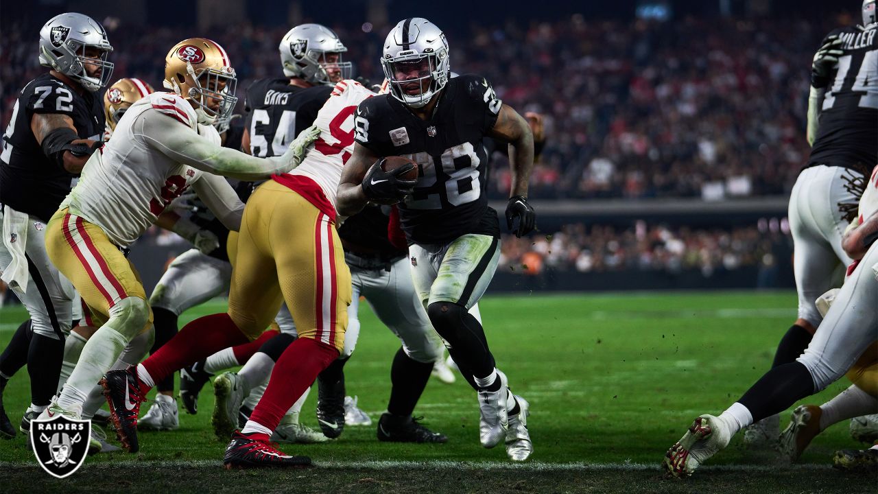 Las Vegas Raiders running back Brittain Brown gives the Raiders their  second touchdown of the night on the same exact play with his 3-yard score