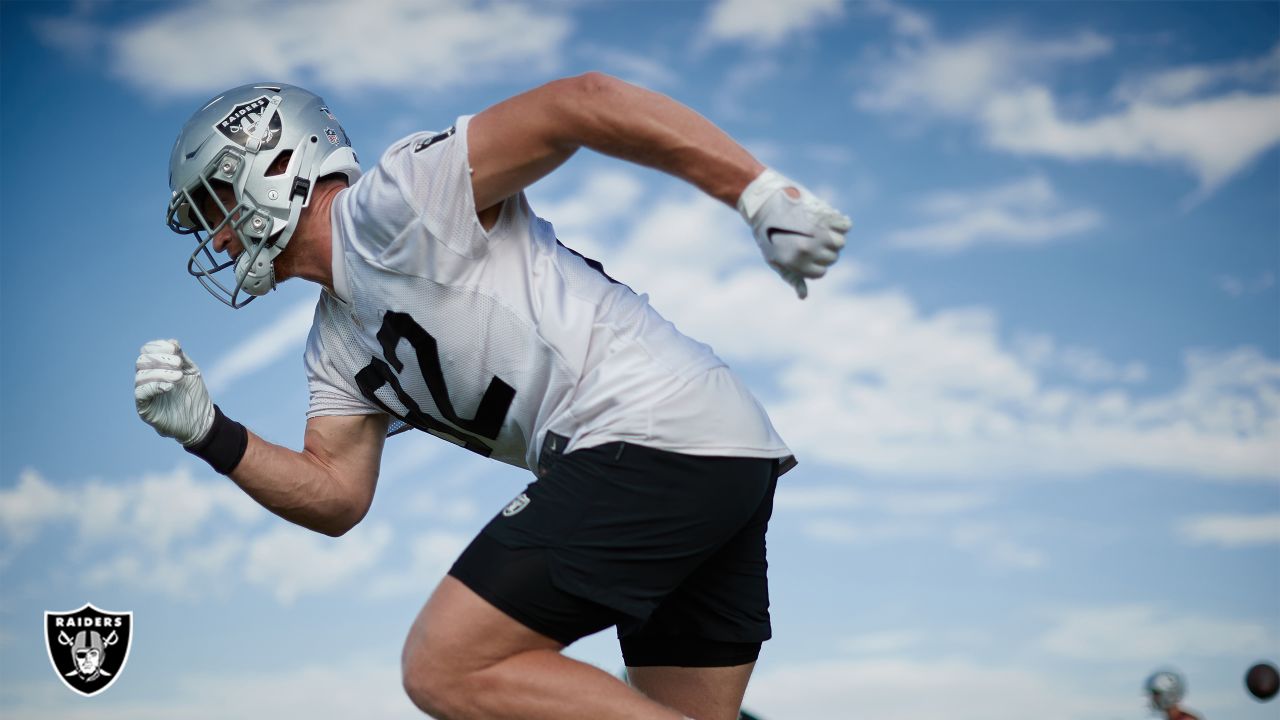 Las Vegas Raiders tight end Nick Bowers (82) plays during an NFL preseason  football game against the Minnesota Vikings on Aug. 14, 2022, in Las Vegas.  (AP Photo/Denis Poroy Stock Photo - Alamy