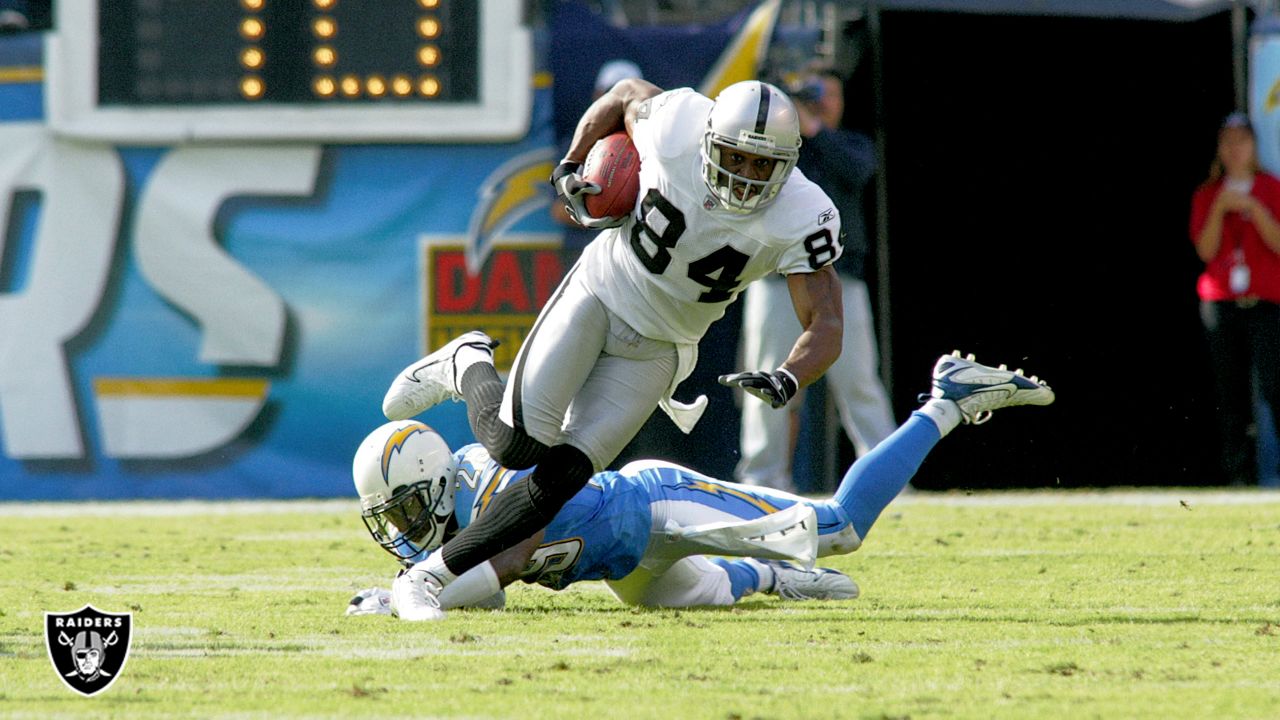 Oakland Raiders Jerry Porter (84) tries for a Kerry Collins pass