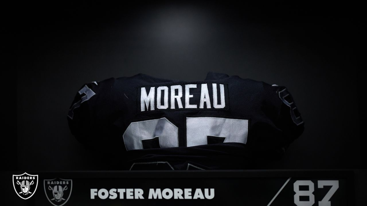 Las Vegas Raiders: Foster Moreau celebrates National Tight End Day in style  (video)