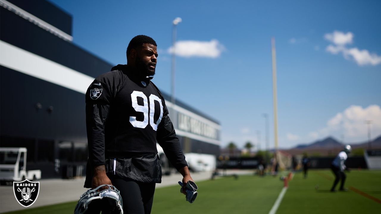 Las Vegas Raiders cornerback Amik Robertson (21) takes a drink