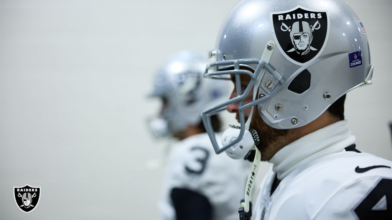 Raiders bench Derek Carr for final two games of season, Jarrett