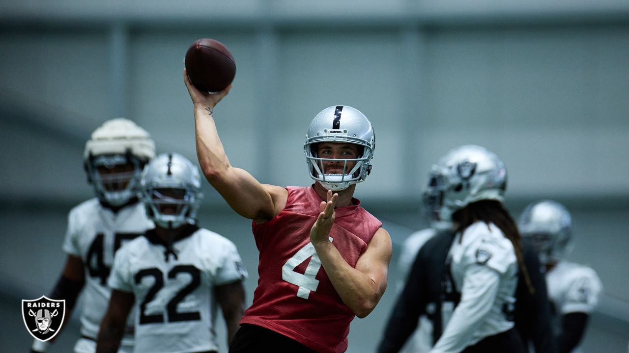 Las Vegas Raiders' Derek Carr practices during NFL football training camp,  Monday, Aug. 1, 2022, in Henderson, Nev. (AP Photo/John Locher Stock Photo  - Alamy