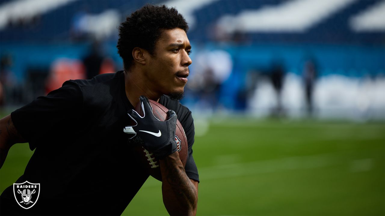 Las Vegas Raiders guard Jermaine Eluemunor (72) prays before an NFL  football game against the Tennessee Titans Sunday, Sept. 25, 2022, in  Nashville. (AP Photo/Mark Zaleski Stock Photo - Alamy