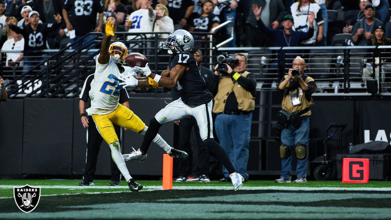 Los Angeles Chargers narrowly defeat Las Vegas Raiders 24-17 - BVM