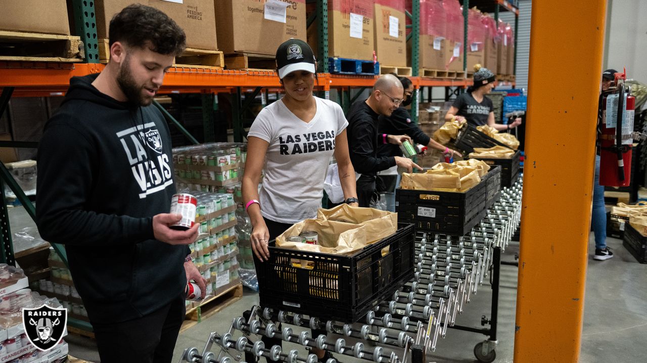 Raiders O-line donates 125 Thanksgiving meals to families