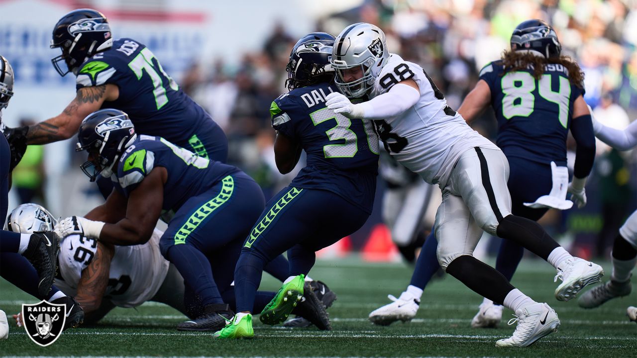 Offense sputters, defense struggles in Seattle Seahawks' 20-7 preseason  loss to Las Vegas Raiders - Field Gulls