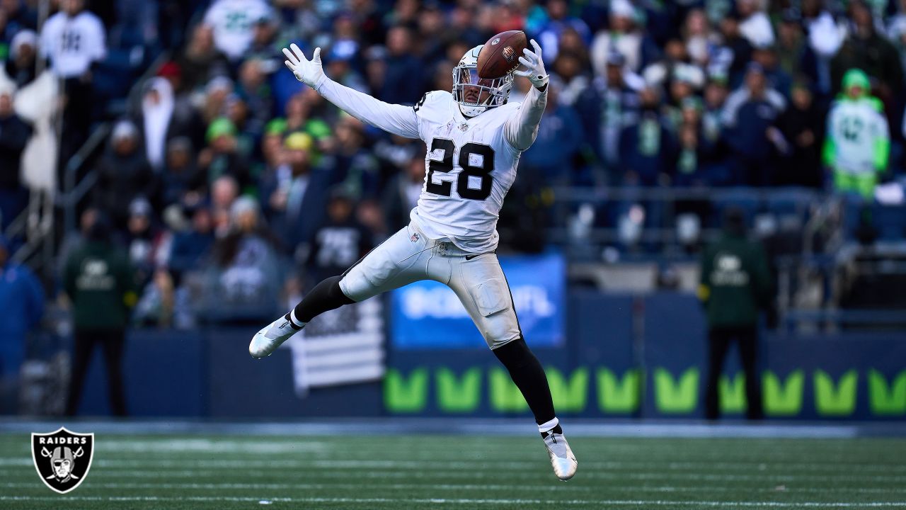 Raiders' Josh Jacobs wins FedEx NFL Player of the Year award