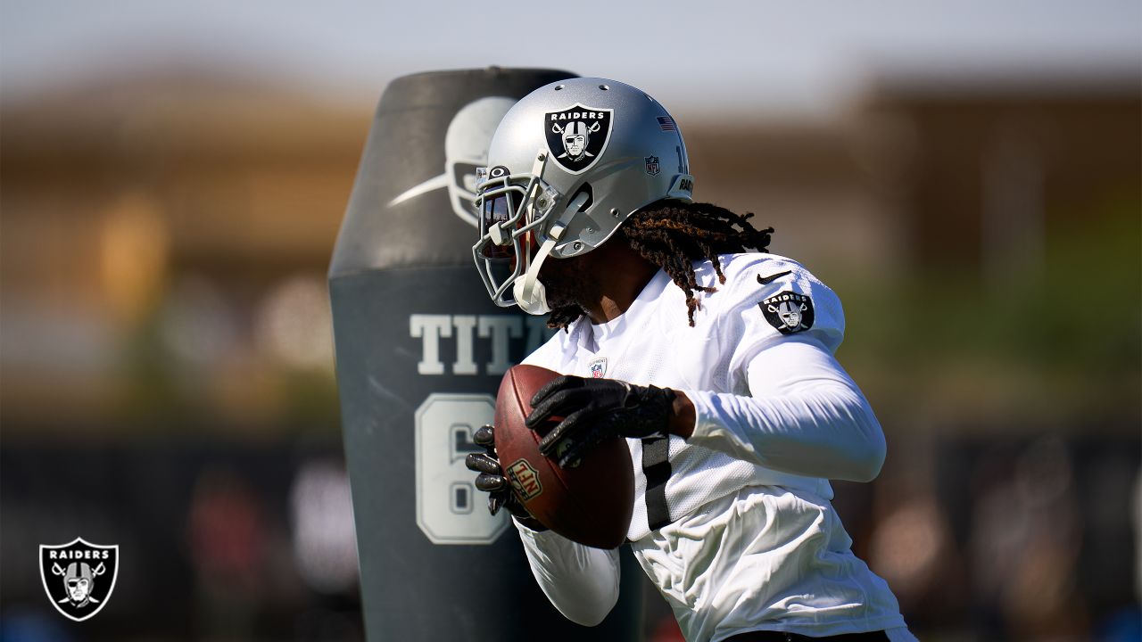 Las Vegas Raiders wide receiver Keelan Cole (84) warms up before