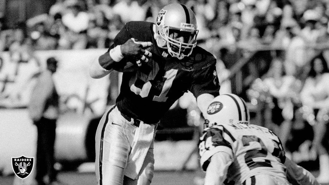 25 Nov 2001: Tim Brown of the Oakland Raiders during the Raiders 28-10  victory over the New York Giants at Giants Stadium in East Rutherford, New  Jersey. (Icon Sportswire via AP Images